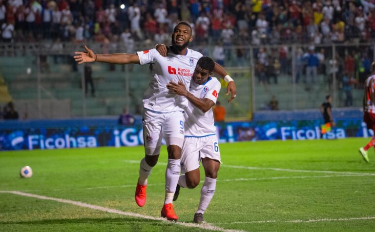 Jorge Benguché festeggia un gol col CD Olimpia insieme a un compagno