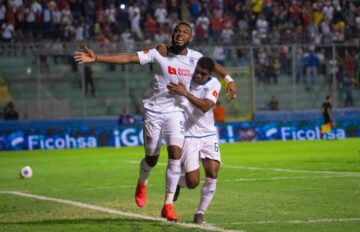 Jorge Benguché festeggia un gol col CD Olimpia insieme a un compagno