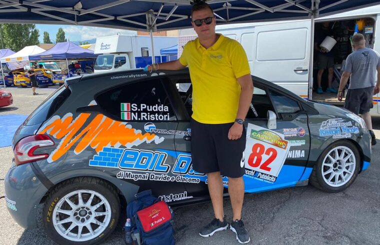 Stefano Pudda posa con la 208 utilizzata al Casentino
