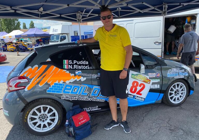 Stefano Pudda posa con la 208 utilizzata al Casentino