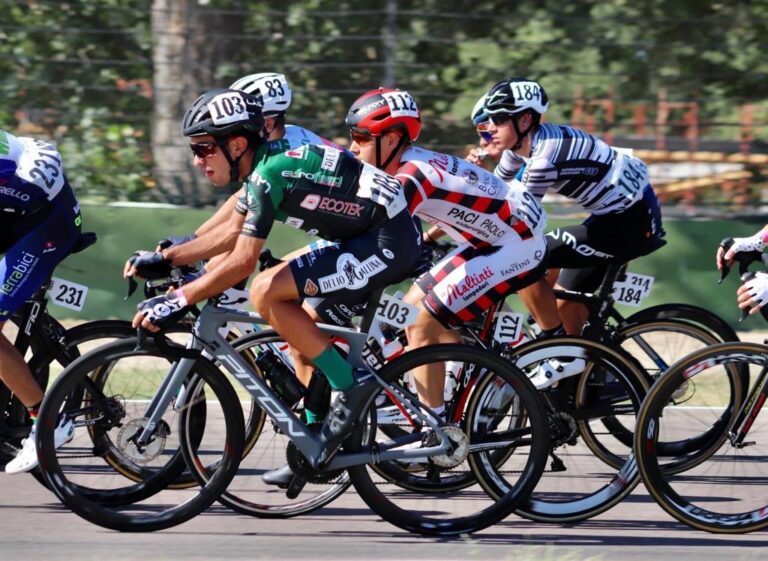 Gabriele Porta in corsa con la maglia della Delio Gallina Colosio