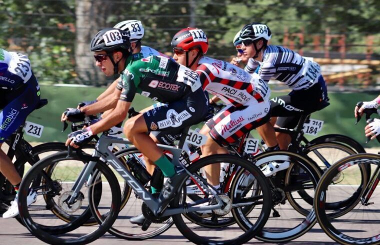 Gabriele Porta in corsa con la maglia della Delio Gallina Colosio