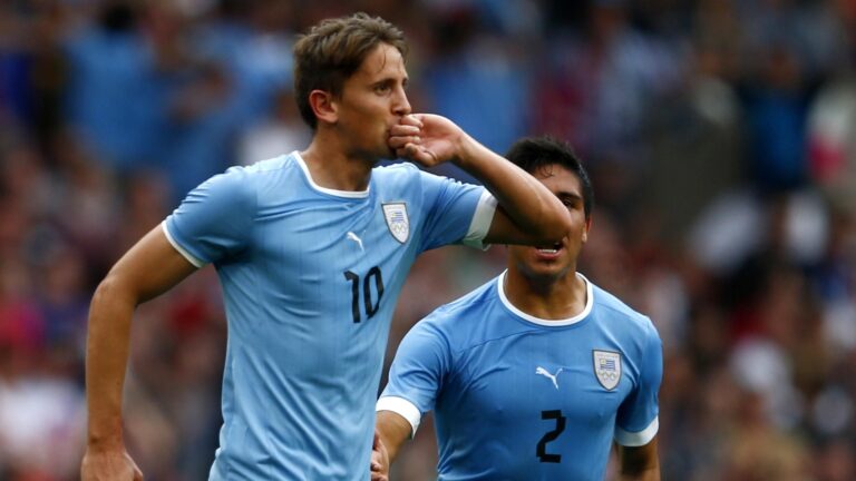 Gaston Ramirez festeggia dopo un gol con la Celeste