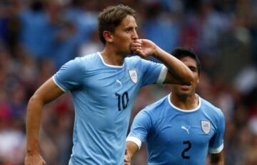 Gaston Ramirez festeggia dopo un gol con la Celeste