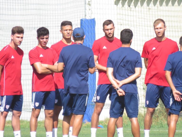 Cagliari in campo agli ordini di Di Francesco
