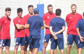 Cagliari in campo agli ordini di Di Francesco