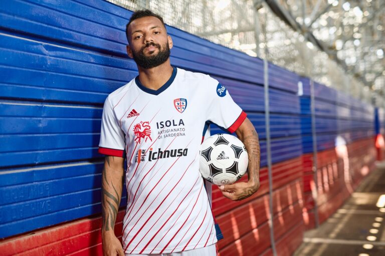 Joao Pedro con la nuova maglia del Cagliari Calcio