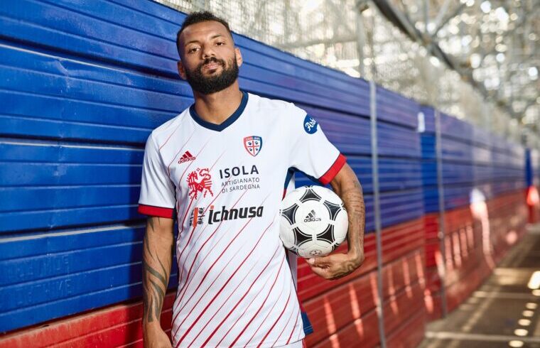 Joao Pedro con la nuova maglia del Cagliari Calcio