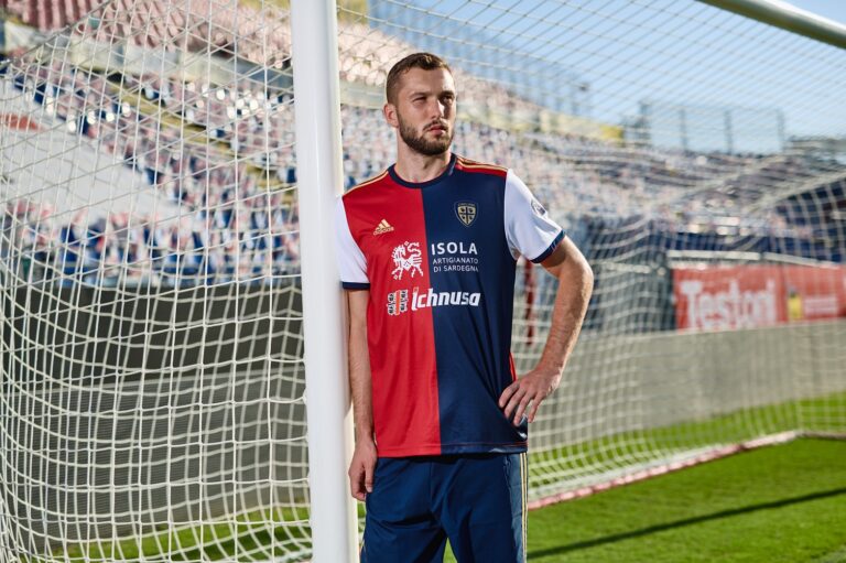 Sebastian Walukiewicz presenta la nuova maglia del Cagliari | Foto Cagliari Calcio
