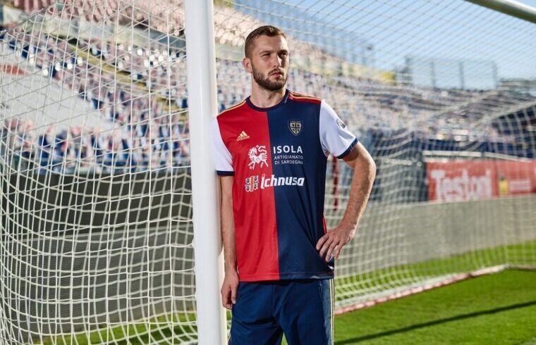 Sebastian Walukiewicz presenta la nuova maglia del Cagliari | Foto Cagliari Calcio