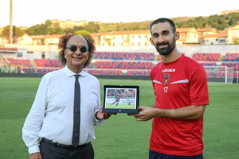 Riccardo Idda premiato dal presidente Guarascio per le 100 presenze in rossoblù | Foto Cosenza Calcio