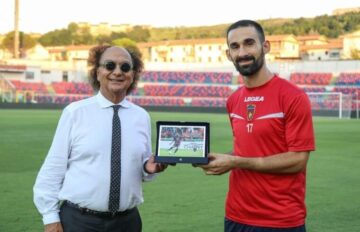 Riccardo Idda premiato dal presidente Guarascio per le 100 presenze in rossoblù | Foto Cosenza Calcio