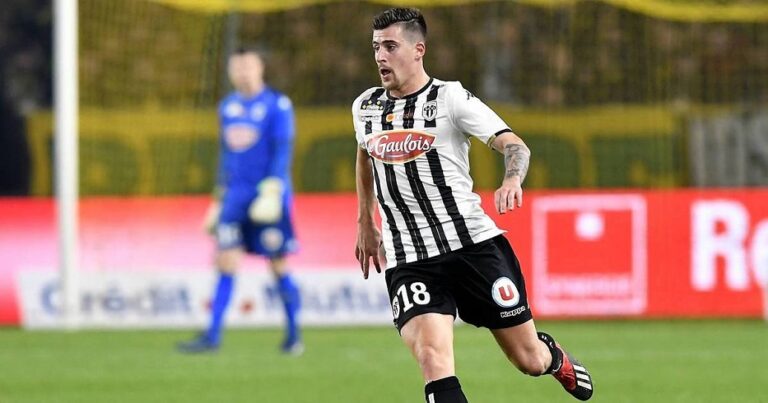Baptiste Santamaria con la maglia dellAngers