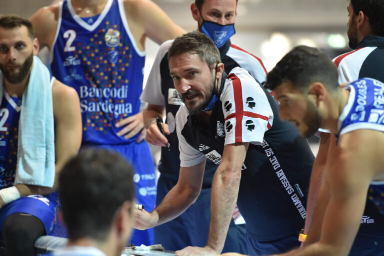 Gianmarco Pozzecco durante un timeout | Foto Luigi Canu