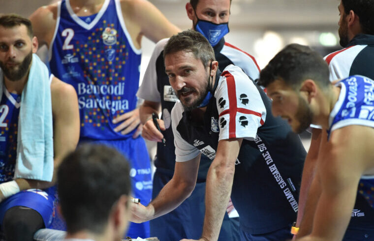 Gianmarco Pozzecco durante un timeout | Foto Luigi Canu