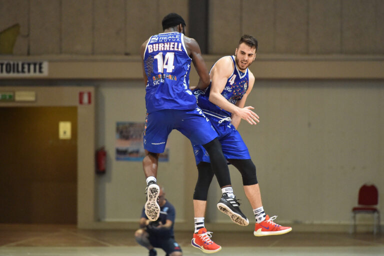 Vasa Pusica e Jason Burnell festeggiano il buzzer beater | Foto Luigi Canu