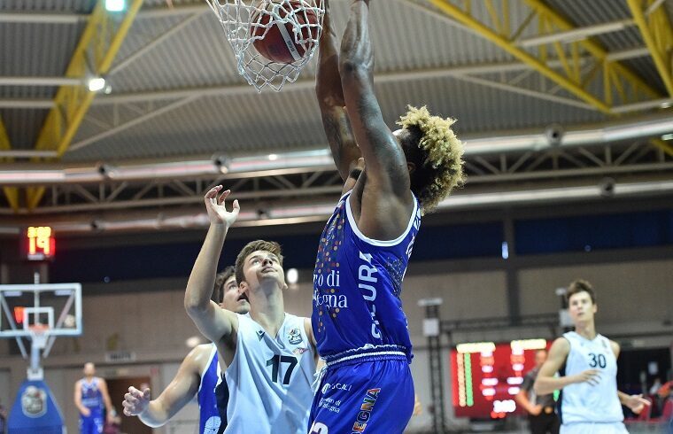 Justin Tillman affonda a due mani | Foto Luigi Canu