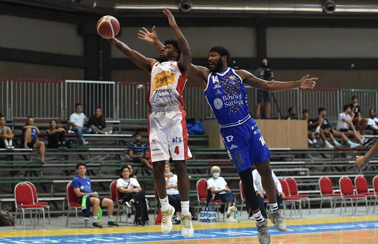 Jason Burnell contro Massenat | Foto Luigi Canu