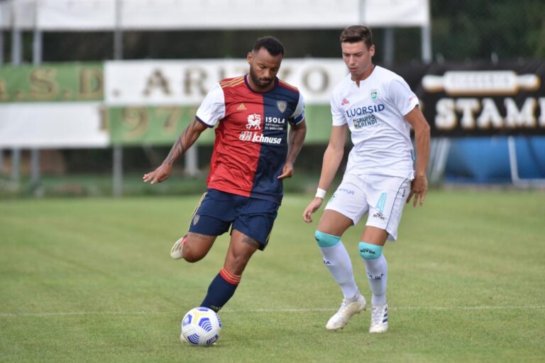 Joao Pedro in amichevole con l'Olbia | Foto Sandro Giordano