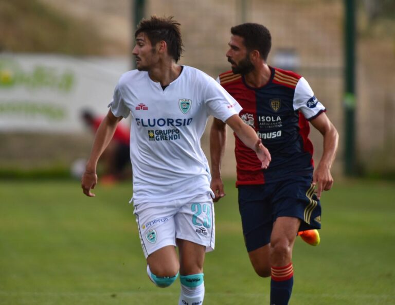 Paolo Faragò in amichevole con l'Olbia