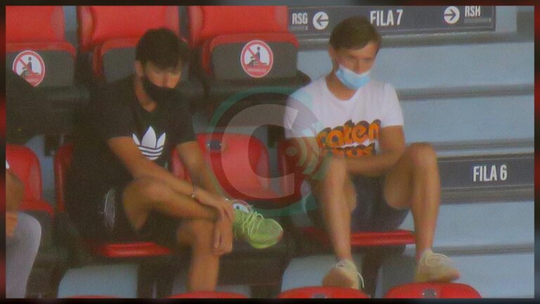 I fratelli Lisandru (a sx) e Matteo Tramoni sugli spalti della Sardegna Arena