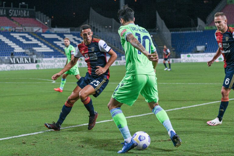 Cagliari in campo contro la Lazio | Foto Emanuele Perrone