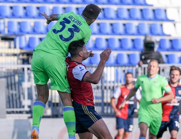 Simeone contro Acerbi in Cagliari-Lazio | Foto Emanuele Perrone