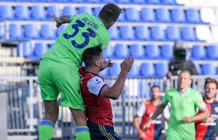 Simeone contro Acerbi in Cagliari-Lazio | Foto Emanuele Perrone