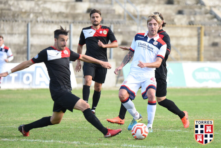Andrea De Iulis contro il Monterosi | Foto Alessandro Sanna - Torres Calcio
