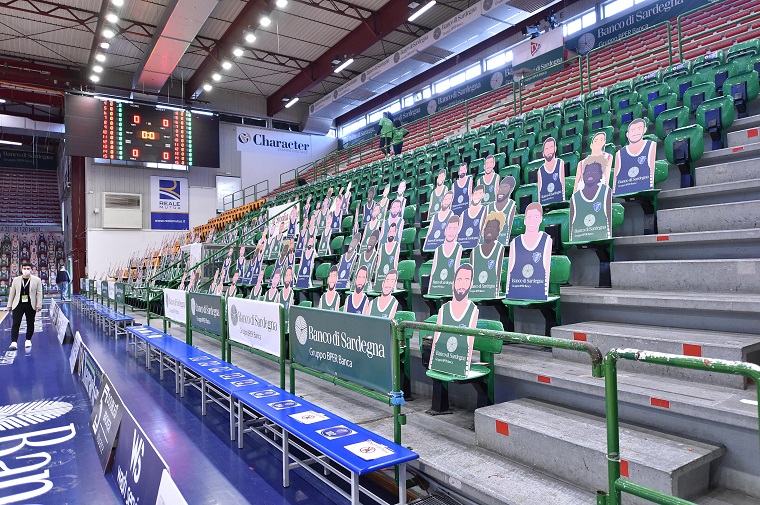 Le tribune del Pala Serradimigni riempite con i cartonati | Foto Luigi Canu