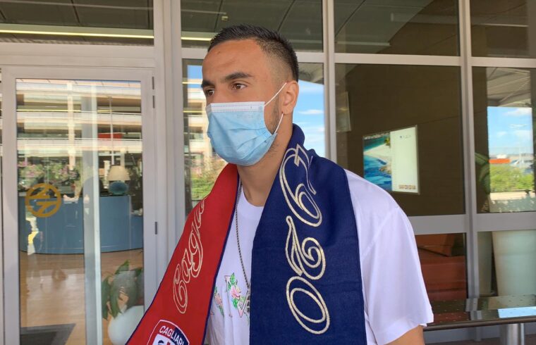 Adam Ounas all arrivo di Cagliari