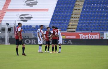 Cagliari e Crotone in campo | Foto Emanuele Perrone