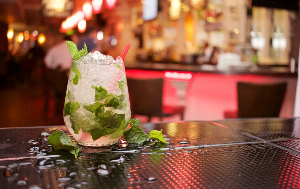 menta in un cocktail mojito