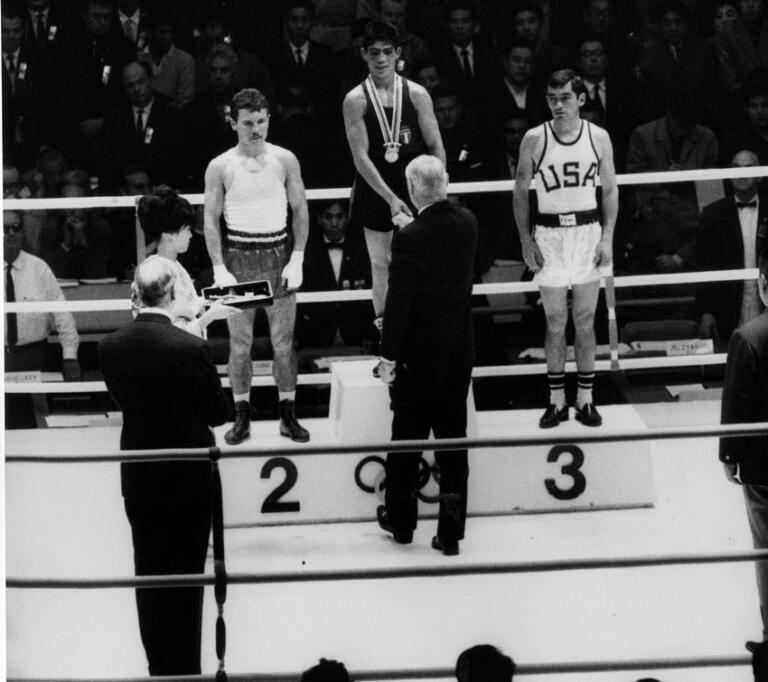 Atzori sul gradino più alto del podio a Tokyo 1964