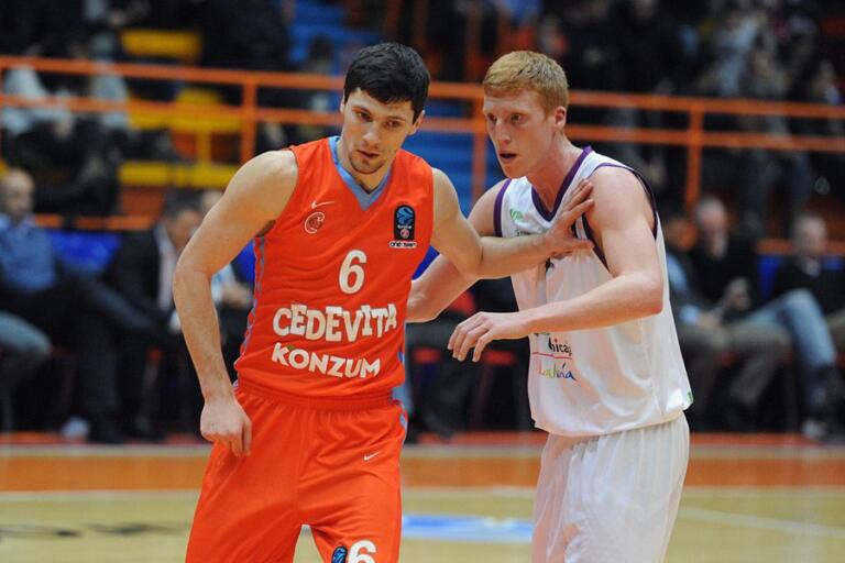 Toni Katic a sinistra, con la maglia del Cedevita