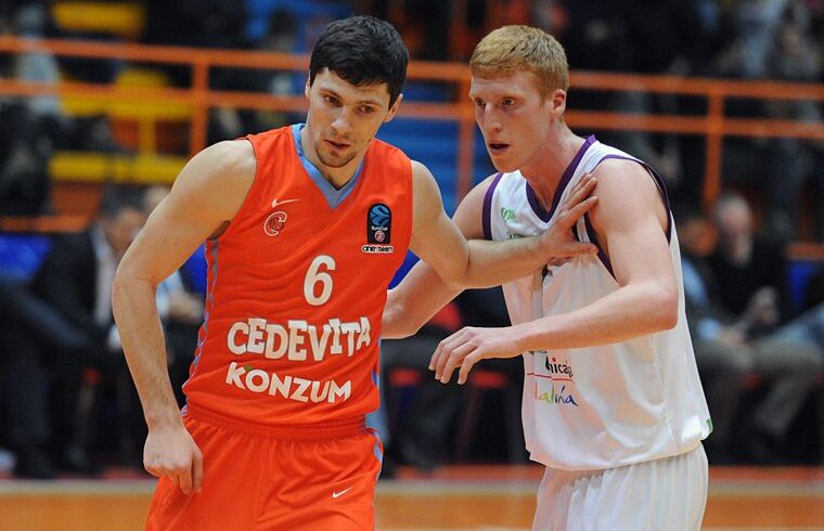 Toni Katic a sinistra, con la maglia del Cedevita