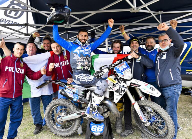 Claudio Spanu festeggia il titolo col team Osellini | Foto Dario Agrati