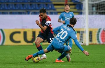 Un dribbling di Adam Ounas contro lo Spezia | Foto Emanuele Perrone