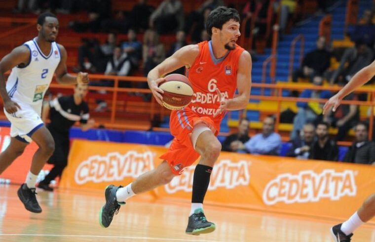 Toni Katic con la maglia del Cedevita