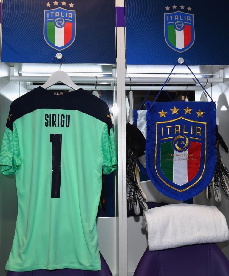 Maglia, fascia e gagliardetto per Salvatore Sirigu | Foto Nazionale Italiana