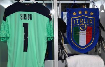 Maglia, fascia e gagliardetto per Salvatore Sirigu | Foto Nazionale Italiana