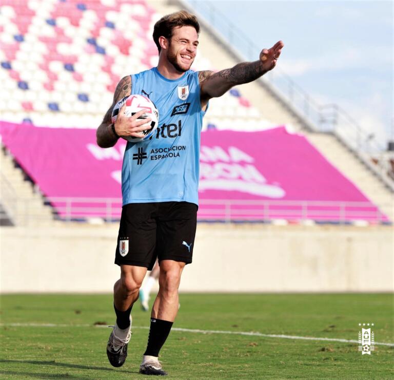 Nahitan Nandez in allenamento con la Celeste