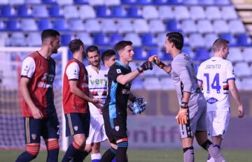 Saluto finale tra Cagliari e Samp | Foto Emanuele Perrone