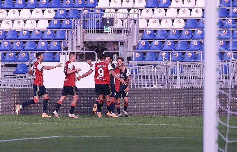 Il Cagliari esulta dopo un gol | Foto Emanuele Perrone