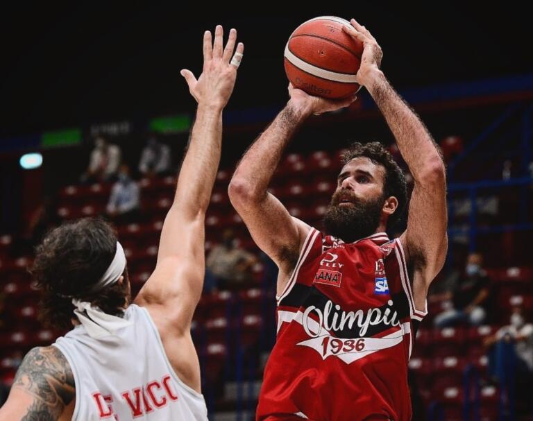 Gigi Datome al tiro in maglia Olimpia