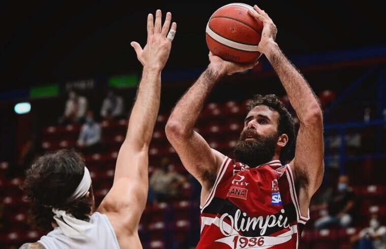 Gigi Datome al tiro in maglia Olimpia