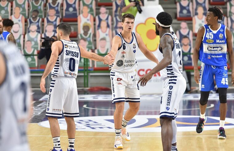 Filip Kruslin festeggia con Spissu e Burnell | Foto Luigi Canu