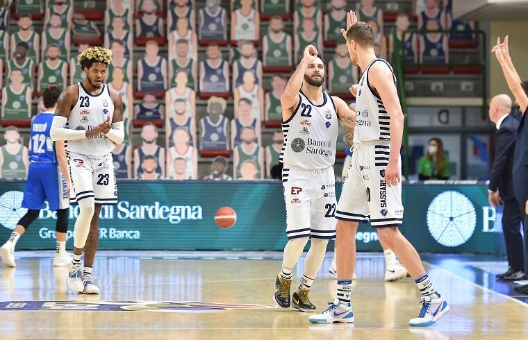 Stefano Gentile esulta con i compagni nella sfida con Treviso ! Foto Luigi Canu