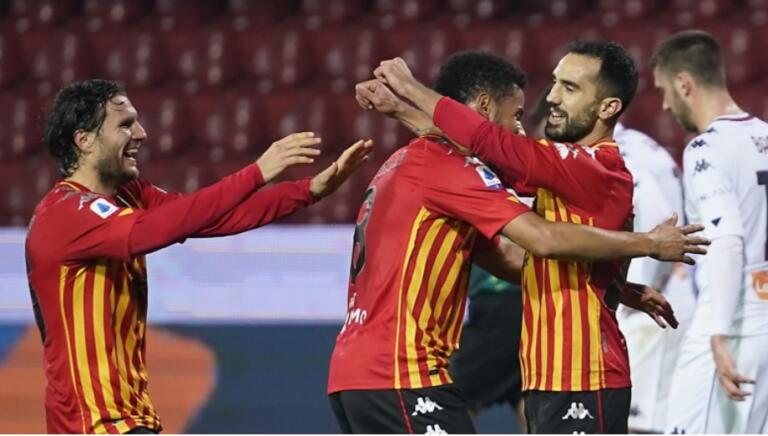 Marco Sau festeggia con i compagni il gol