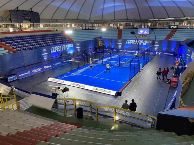 Il campo da padel allestito dentro il PalaPirastu